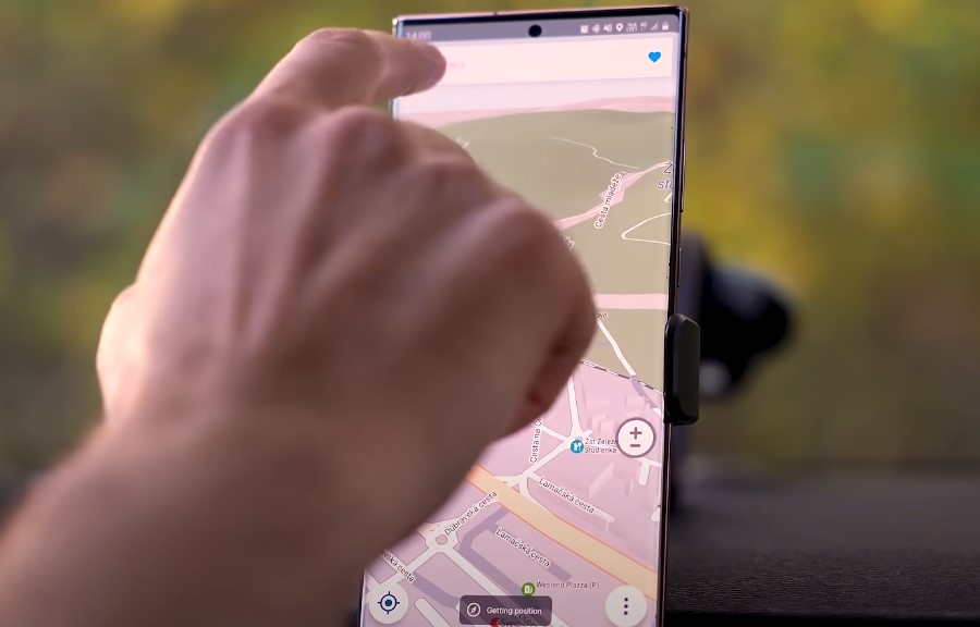 Ruka podešava navigaciju na mobilnom telefonu